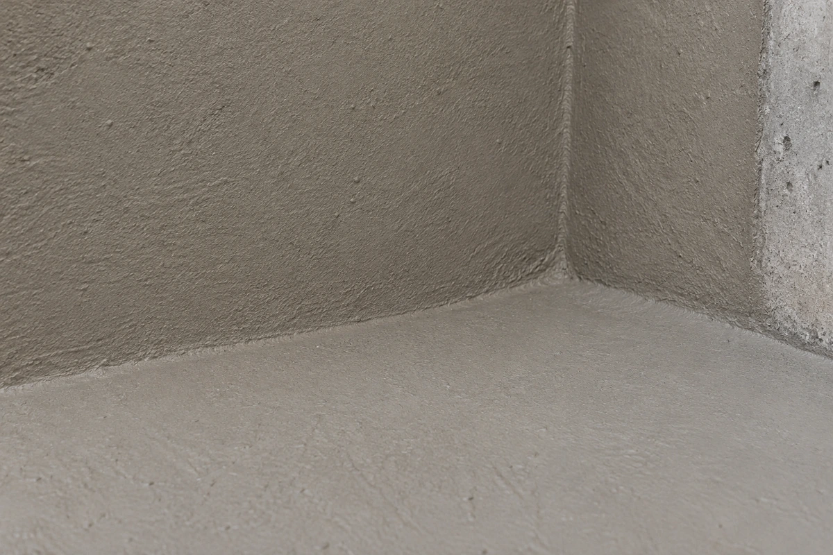 Photographic illustration of a continuous membrane across a concrete spa wall-to-floor corner